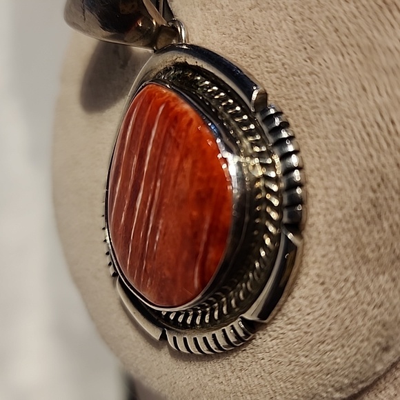 Jon Mc Cray Signed Spiney Oyster and sterling Pendant - Picture 5 of 10